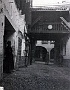 all'interno delle stalle potevano trovare alloggio anche una quarantina di cavalli - Cavallo e cavaliere nel cortile interno dello stallo Soncin (Alessandro Brescia)